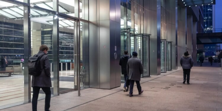 Night shift workers see just 29 minutes of daylight on a working day, new study finds