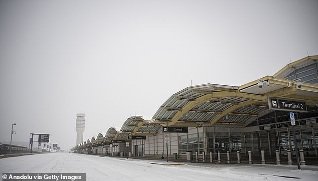 WASHINGTON DC, UNITED STATES - JANUARY 25: A powerful snowstorm brought daily life to a standstill in Washington DC, United States on January 25, 2026. The storm forced the closure of Ronald Reagan Washington National Airport until snow could be cleared from its runways. More than 14,000 flights were canceled across the United States through Monday, according to flight-tracking services, as a potentially historic winter storm severely disrupted air travel. (Photo by Celal GÃ¿Â¼neÃ¿/Anadolu via Getty Images)