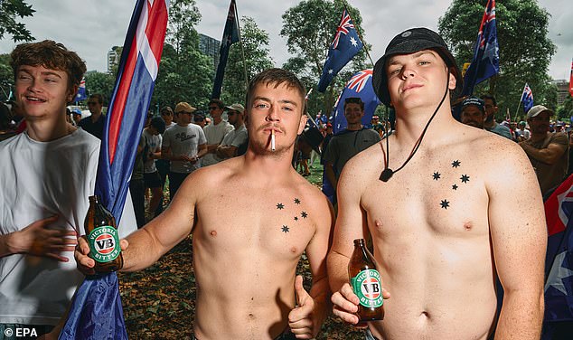 epa12681534 People attend an anti-immigration rally during Australia Day 2026 celebrations, in Sydney, Australia, 26 January 2026.  EPA/FLAVIO BRANCALEONE AUSTRALIA AND NEW ZEALAND OUT