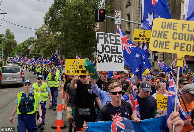 epa12681546 People attend an anti-immigration rally during Australia Day 2026 celebrations, in Sydney, Australia, 26 January 2026.  EPA/FLAVIO BRANCALEONE AUSTRALIA AND NEW ZEALAND OUT