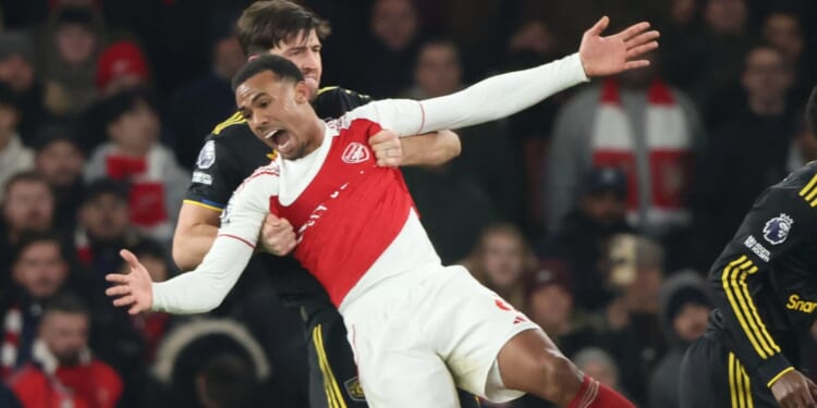 'He's such a bully' - Man Utd fans love what Harry Maguire did to Gabriel during 3-2 win over Arsenal