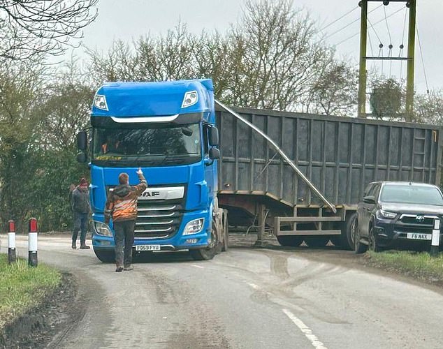 Two men, who locals say are Max and John Bruce, directing an articulated truck into Stone Arrow Farm. No vehicle with this numberplate can be found on the DVLA database