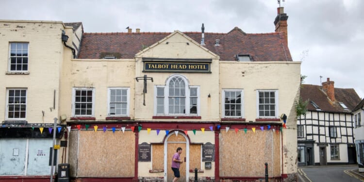 One thousand pubs face closing doors for final time as they struggle with 'perfect storm' of higher costs