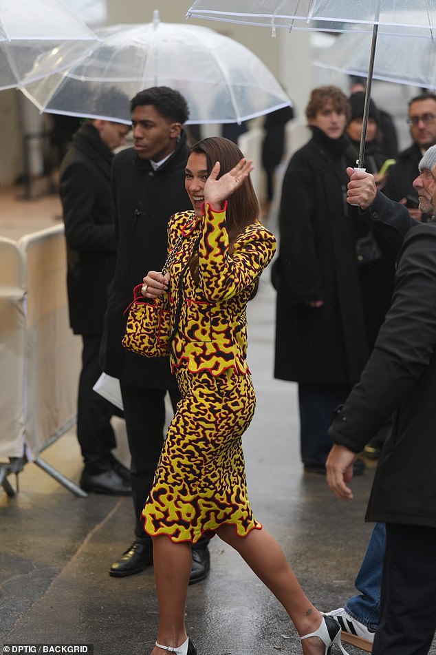 Dua was sure to turn heads in her bright look