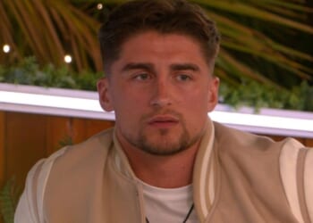 Love Island fans demand Scott is axed from villa after Sean is left in floods of tears amid bullying row