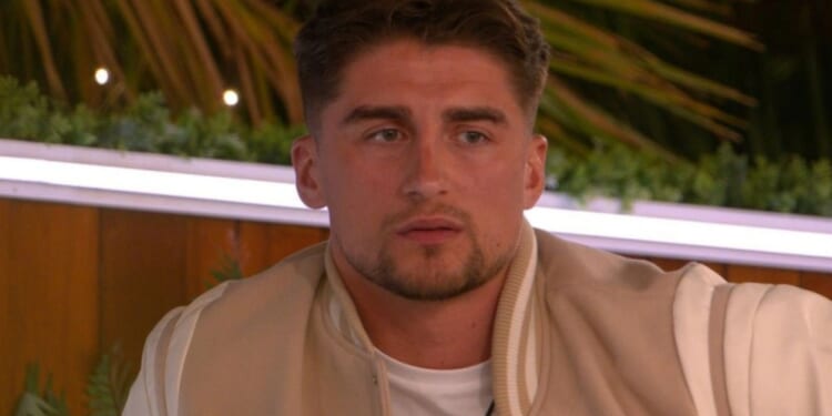 Love Island fans demand Scott is axed from villa after Sean is left in floods of tears amid bullying row