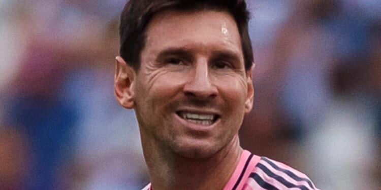 Barcelona star offers to BENCH himself if it means team could bring back Lionel Messi