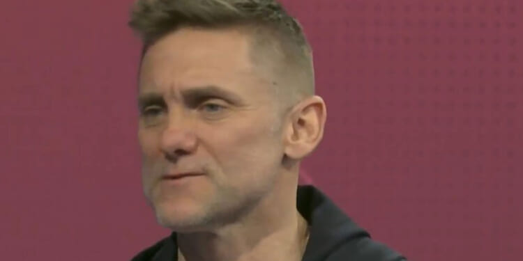 ‘Truly atrocious fit’ - Fans poke fun of Rob Green’s outfit live on Sky Sports for Chelsea vs West Ham clash