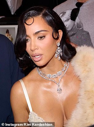 She also wore the multi-carat diamond necklace Taylor had received from Burton