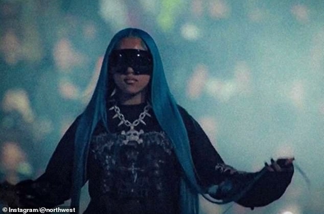 The pair performed his 2014 track Only One for the sold-out crowd in attendance as fog circulated around them