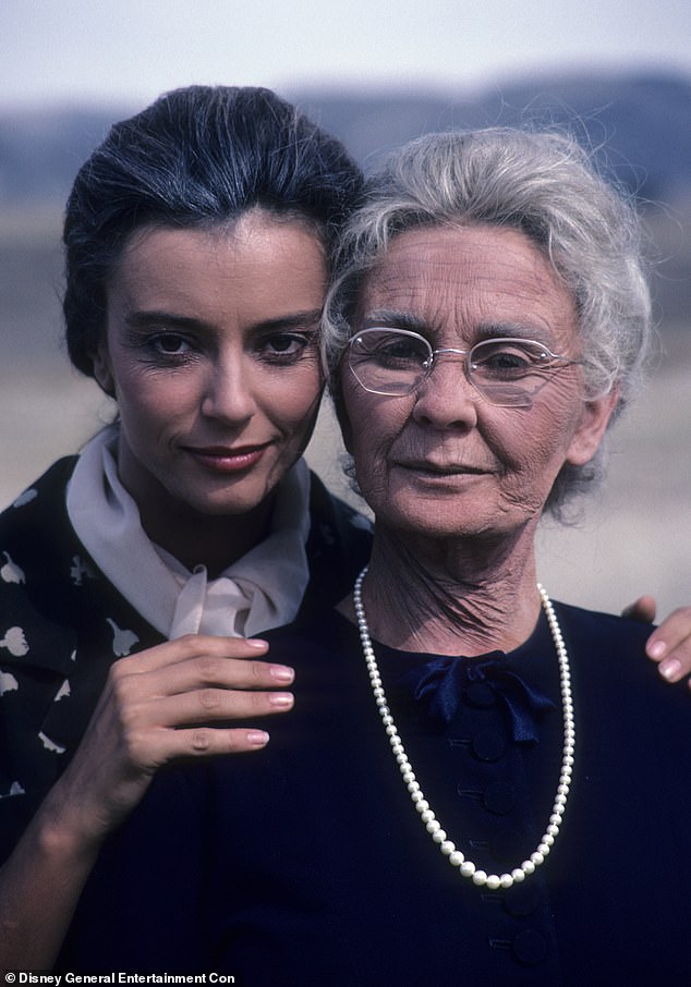Rachel Ward poses with her co-star Jean Simmons on the set of The Thorn Birds in 1983