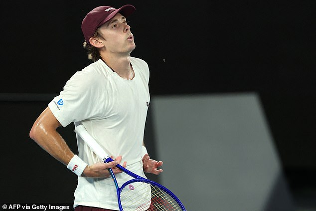 Australia's Alex De Minaur reacts on a point to Spain's Carlos Alcaraz during their men's singles quarter-final match on day ten of the Australian Open tennis tournament in Melbourne on January 27, 2026. (Photo by DAVID GRAY / AFP via Getty Images) / -- IMAGE RESTRICTED TO EDITORIAL USE - STRICTLY NO COMMERCIAL USE --