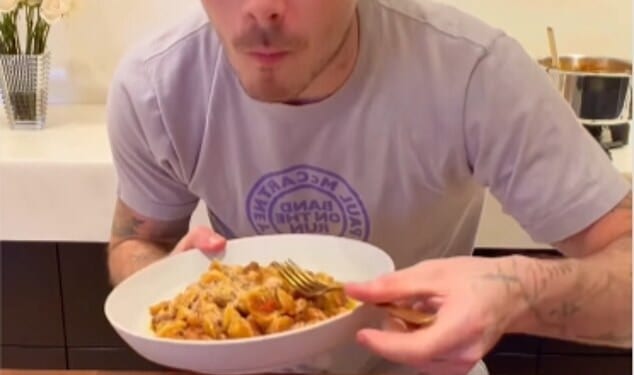Brooklyn Beckham has been mocked by fans as he returned to social media to cook his special spaghetti bolognese dish - without spaghetti - following his scathing attack on his parents