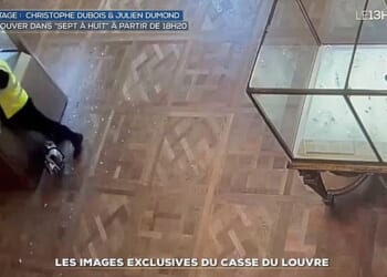 The minute-long security camera clip, shared on French TV news show Sept à Huit, captured two burglars each breaking into the glass cases before brazenly seizing their loot