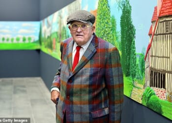 Artist David Hockney, 88, has launched a last-minute bid to stop the move of the Bayeux Tapestry to London