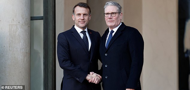 French President Emmanuel Macron welcomes Britain's Prime Minister Keir Starmer as he arrives for a summit of the so-called 'Coalition of the Willing' at the Elysee Palace in Paris, France, January 6, 2026. REUTERS/Benoit Tessier