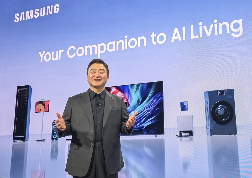 Head of Samsung Home Appliances, Kang-Hyup Lee, presenting new AI-enabled appliances and devices.
