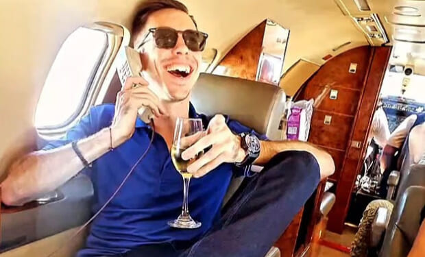 'Fraudster who posed as pilot for four years in Catch Me If You Can scam caught hundreds of flights around the world'