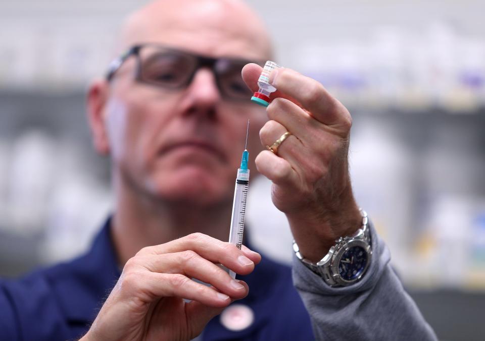 Carol Stream, Illinois, USA. 7th Mar, 2020. Registered pharmacist PHIL THOMAS prepares a dose of Shingrix shingles vaccine at the C.S. Family Pharmacy. The Centers for Disease Control and Prevention recommends that healthy adults 50 years and older g