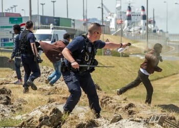 French police will no longer be allowed to use tear gas or rubber bullets against would-be small-boat migrants if the government follows advice from its human rights watchdog