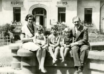 From left to right: Edith's mother Helen, Edith, Magda, Klara and her father Ludwig