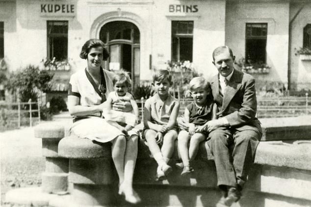 From left to right: Edith's mother Helen, Edith, Magda, Klara and her father Ludwig