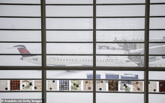 WASHINGTON DC, UNITED STATES - JANUARY 25: A powerful snowstorm brought daily life to a standstill in Washington DC, United States on January 25, 2026. The storm forced the closure of Ronald Reagan Washington National Airport until snow could be cleared from its runways. More than 14,000 flights were canceled across the United States through Monday, according to flight-tracking services, as a potentially historic winter storm severely disrupted air travel. (Photo by Celal GÃ¿Â¼neÃ¿/Anadolu via Getty Images)