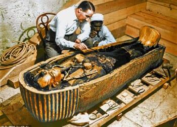 British archaeologist Howard Carter examines Tutankhamun¿s tomb after its discovery in 1922