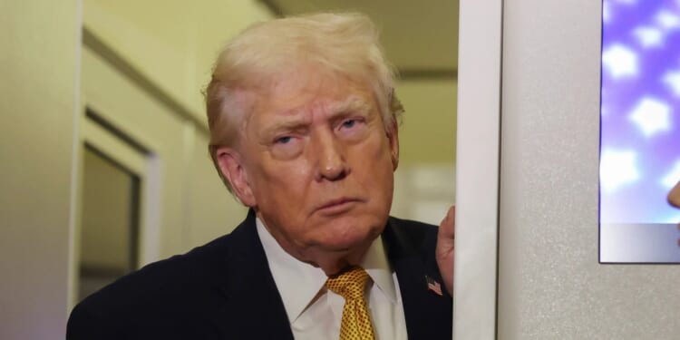 Trump threatens Colombia & warns Venezuela's new leader of fate worse than Maduro as captured tyrant to appear in court