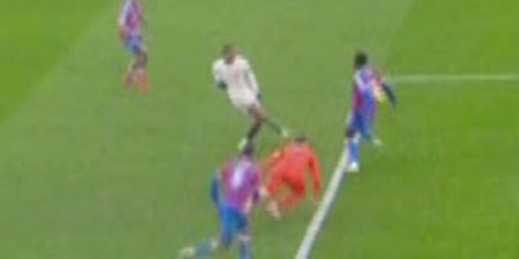 ‘What have I just heard?’ – Fans baffled as referee reveals little-known rule in Chelsea penalty announcement