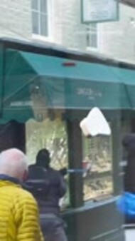 Moment robbers SMASH jeweler’s window with sledgehammer