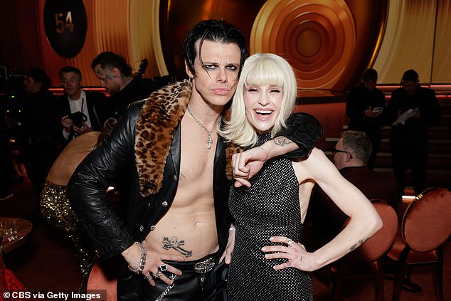 Yungblud put an arm around Kelly Osborne