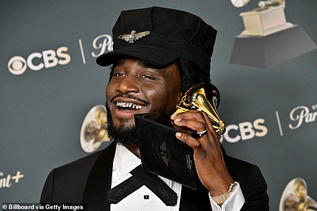 Shaboozey pretended his award was a phone