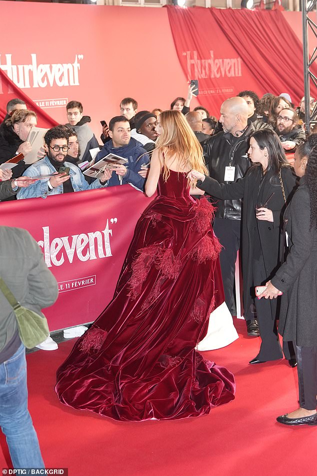 Margot stopped to sign autographs on the red carpet