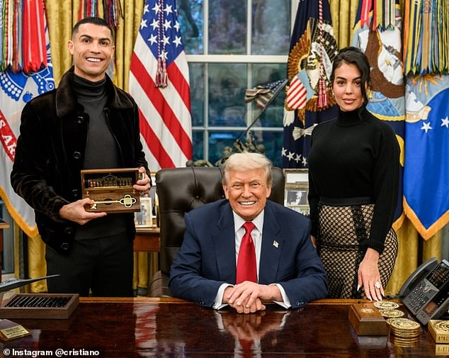 Ronaldo and his partner Georgina Rodri¿guez with Donald Trump at the White House