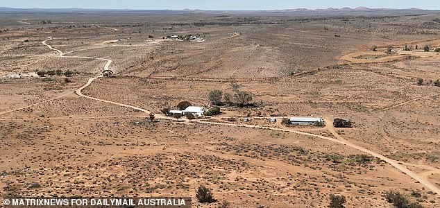 15 OCTOBER 2025 SYDNEY NSWWWW.MATRIXNEWS.COM.AUCREDIT: MATRIXNEWS FOR DAILYMAIL AUSTRALIA ASSIGNMENT: YUNTA NEW SEARCH BEGINS IN SA DESERT FOR GUS LAMONT SA Police, Army and SES begin news search for the missing boy Gus Lamont after more than 2 weeks missing. Police are refusing to answer questions to waiting media