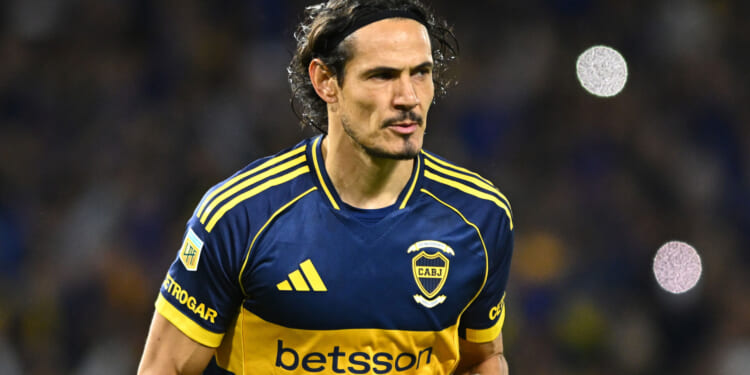 'It hurts to see' - Edinson Cavani's career takes ugly turn as ex-Man Utd star is booed by own fans and told to retire