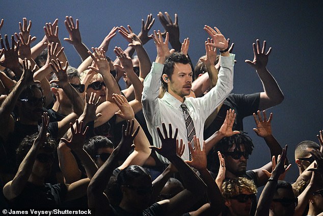 The memorable routine also featured spirit fingers