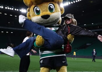 Decked out in jeans, a hoodie and leather jacket, Hollywood star Sydney Sweeney played around with Sporting mascot Jubas
