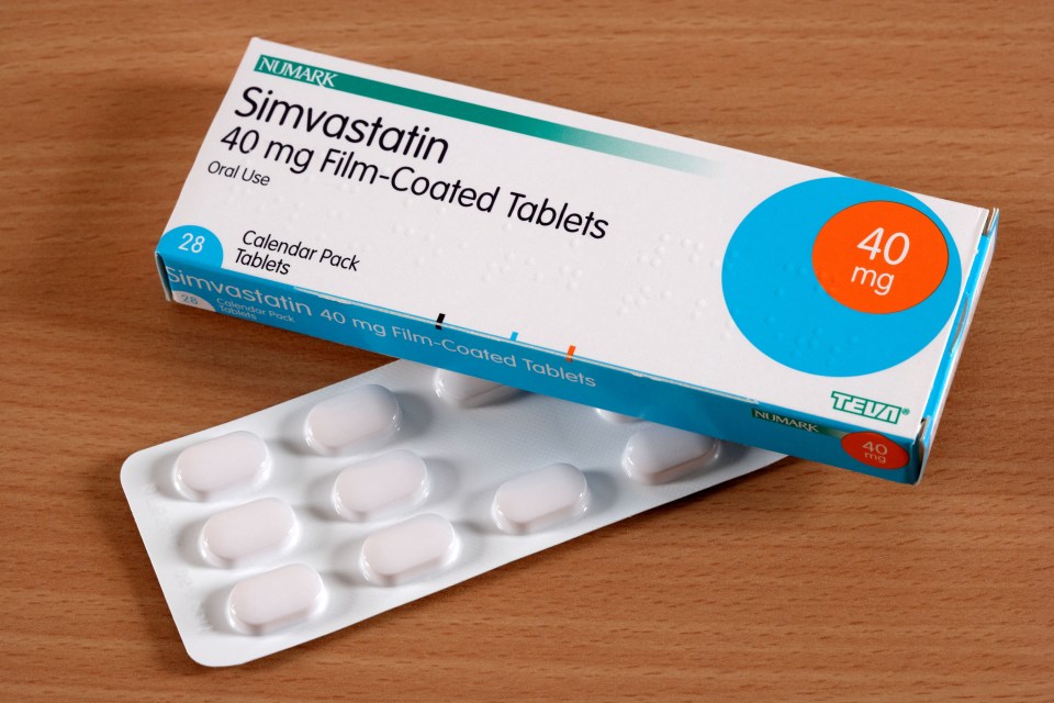 A box of 40mg Simvastatin tablets for oral use, with an opened blister pack of the same tablets.