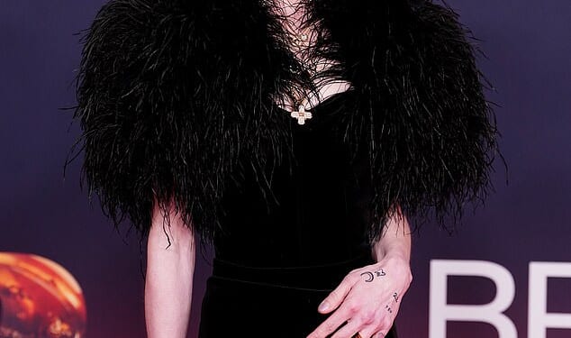 Kelly Osbourne broke cover on Saturday as she stepped out with her mum Sharon ahead of Ozzy's posthumous Lifetime Achievement Award honour