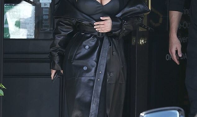 Kim Kardashianflaunted her famous curves as she touched down in the U.S. following a whirlwind European trip with rumored new beau Lewis Hamilton