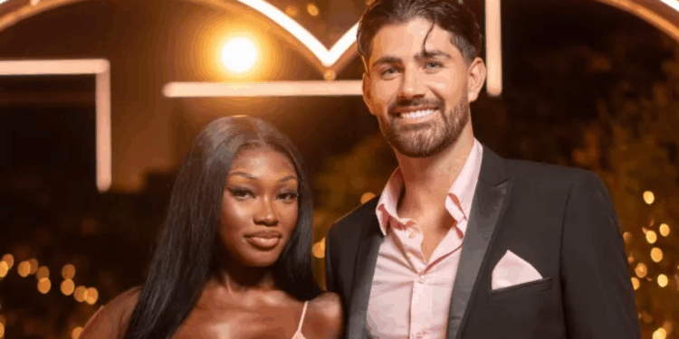 Love Island fans spot airport clue that gives away Leanne's real feelings towards Scott after sparking split fears