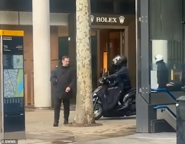 The heist saw thugs smash cabinets and loot the store before taking off on mopeds parked outside