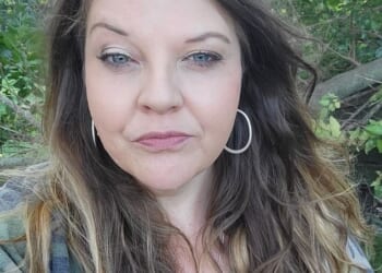 Staci Shroyer (pictured) was left without any of her teeth after visiting a dental clinic to treat a single broken tooth in 2024