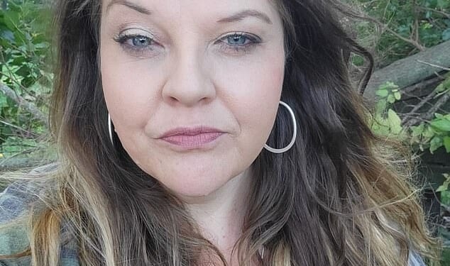 Staci Shroyer (pictured) was left without any of her teeth after visiting a dental clinic to treat a single broken tooth in 2024