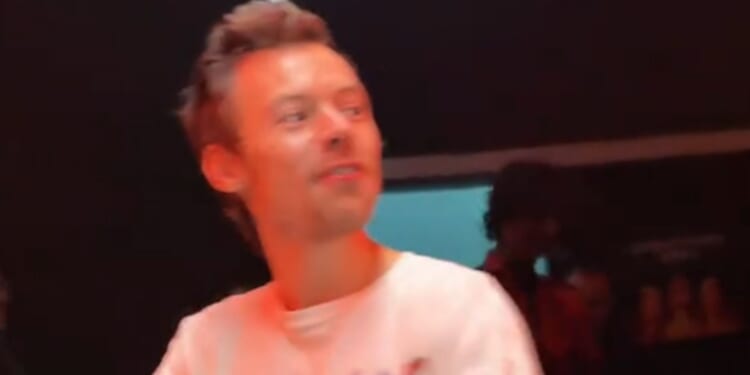 Awkward moment Sombr ‘blanks’ Robbie Williams backstage at the Brits after interrupting his chat with Harry Styles