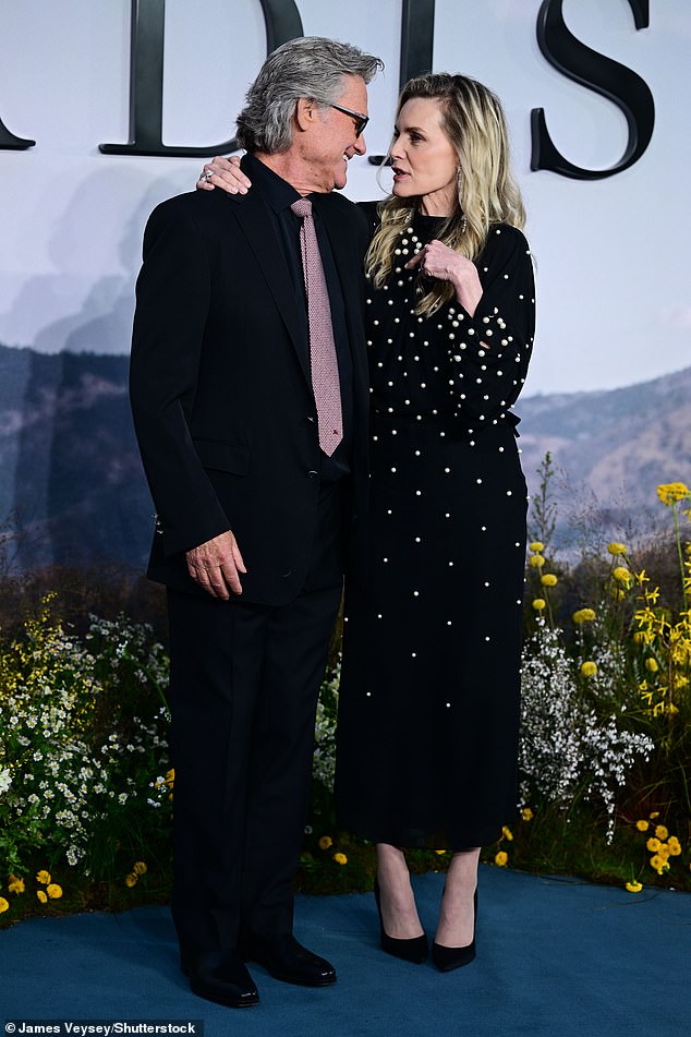 The onscreen lovers appeared deep in conversation while posing for photos