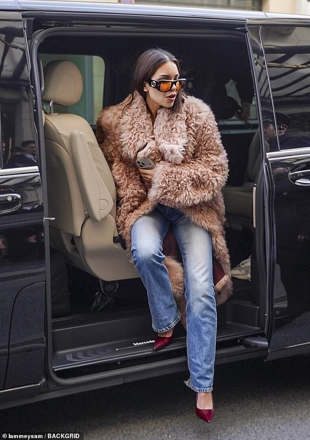 The stunner teamed her look with chunky sunglasses