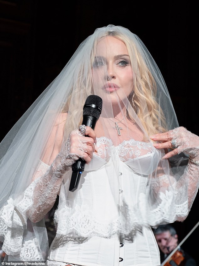 'LA BAMBOLA ... ¿¿,' the caption read, which literally translates to The Doll in Italian